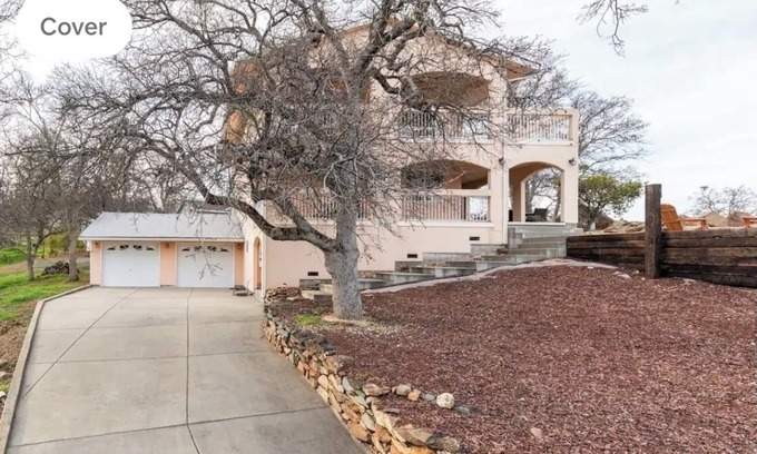 Copperopolis House | Explore natures retreat with amazing views of Lake Tulloch and close to Yosemite