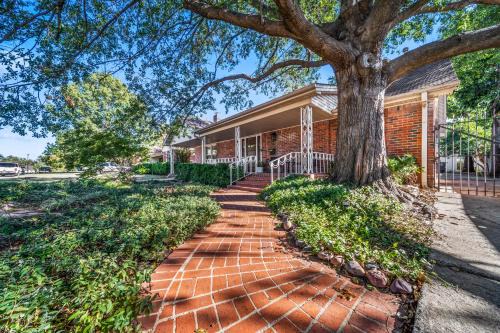 Turner Park Apartment | Expo 3BR, 3BA Timeless Tulsa 1940s Bungalow