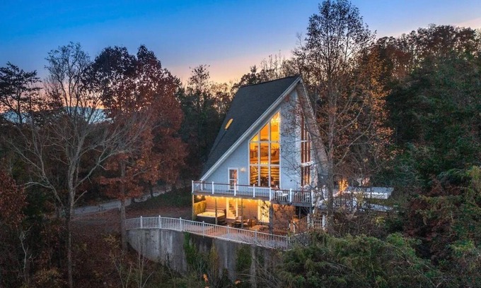 Sevierville Ski Chalet | Exquisite Hilltop Chalet with a Cozy Hot tub and Game Room