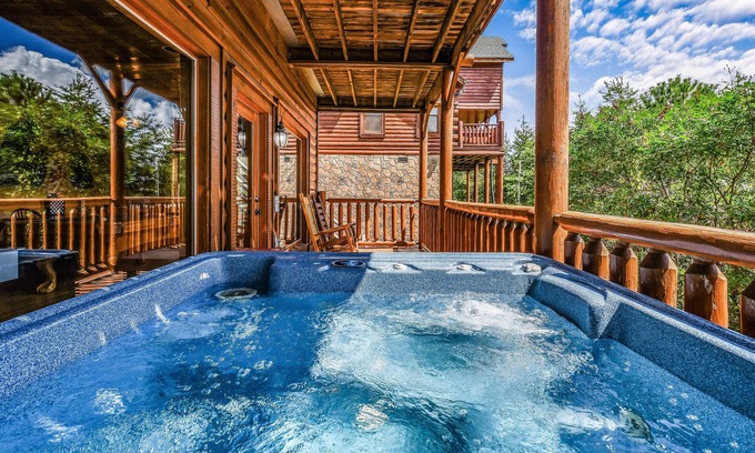 Gatlinburg - Pigeon Forge Cabin | Extravagant View 3 Bedrooms 3 Bathrooms Cabin