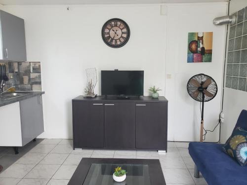Le Lamentin Apartment | F2 en rez-de jardin clos - Proche de l'aéroport 4km - Parking gratuit - Commerce et restauration à proximité - Wifi