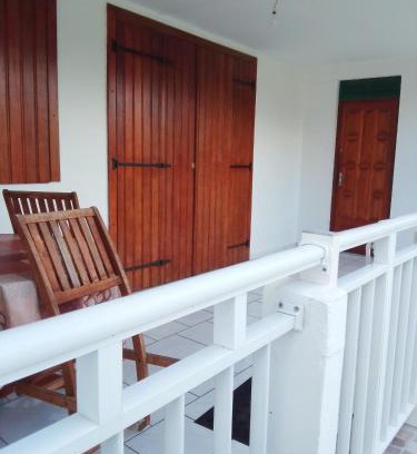Mahaut Apartment | F3 Meublé de Charme dans un écrin naturel en bas de Villa