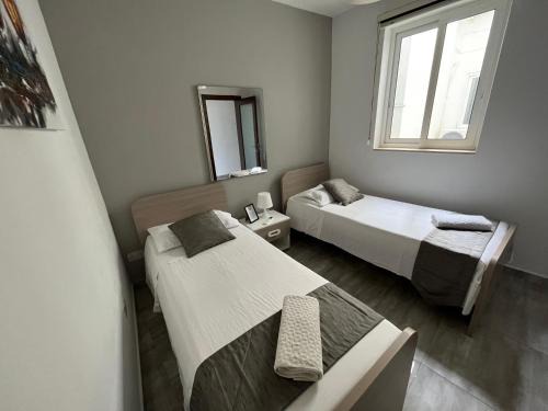 Msida House | F8 Room 2, Private Room two single beds shared bathroom in shared Flat