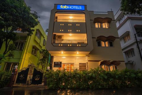 Salt Lake Hotel | FabExpress Astoria House - Near Central Park