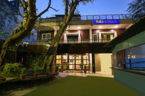 Delhi Hotel | FabExpress Under Bridge - Near Nizamuddin Railway Station