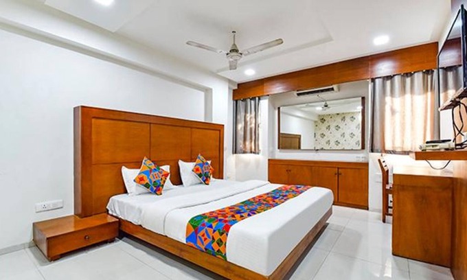Sayajiganj Hotel | Fabhotel Jal Sagar
