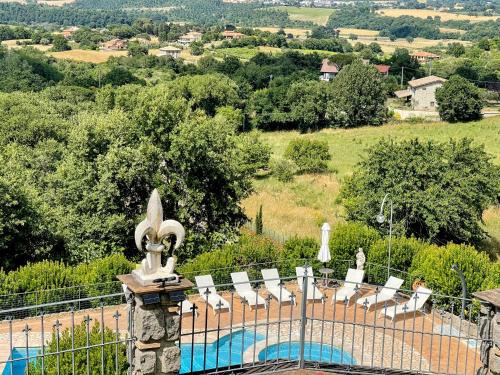Montefiascone Villa | Fabulous villa on Umbrian hill overlooking lake - sleeps 24 - Pool and Jacuzzi
