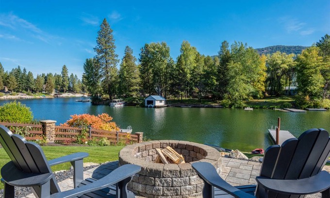 Sagle House | Fabulous Waterfront Home Ideal for Families and Friends