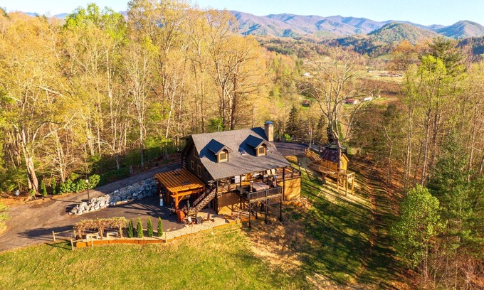 Burnsville Cabin | Fainting Goats - Epic 270° Views - Luxe Mtn Escape!