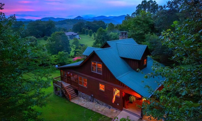 Sylva Cabin | 🌟Fall 25% Off New Hot Tub Mountain Views WCU 3 mi Sylva 5 mi Fire Pit Mtn Views Lg Screened Porch Swings Families Couples Smokeys Nat'l Park 23mi 🌟