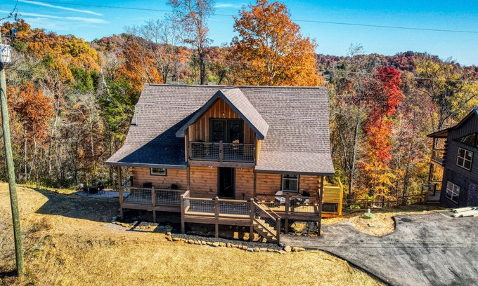 Sevierville Cabin | Fall Colors Retreat Pool, Tub, Games & Pets OK