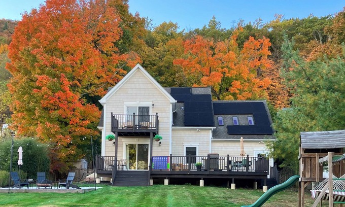 Greenwood Lake House | FALL GETAWAY. HUDSON VALLEY LAKEFRONT 50mi from NYC. @thelakehousegwlny