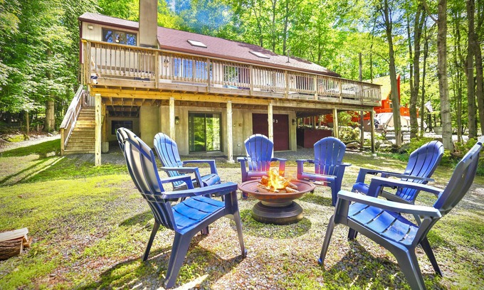 Lake Ariel Ski Chalet | FALL HIDEOUT COTTAGE+SPACIOUS 3BR+2 FIRE PITS+FIREPLACE+SMART TVs+BIKES+ KAYAKS