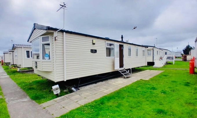 Fleetwood Cabin | Family Caravan In Cala Gran