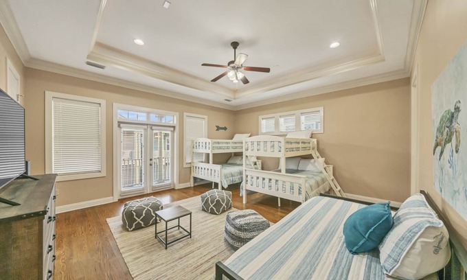 Crescent Beach House | Family Friendly Beach Home, 4 Bed 4 Bath, Sleeps 12! Walk to Beach! Pool! ๐บ๐ธ๐บ๐ธ๐บ๐ธ