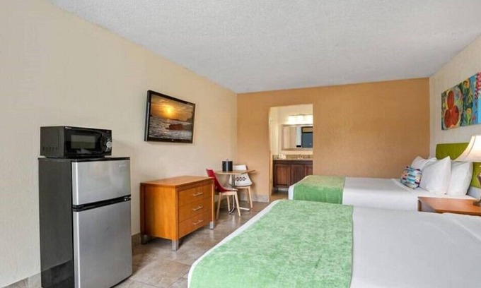 Historic Downtown Kissimmee Hotel | Family-friendly Room with 2 DBL Beds A Short Ride to Theme Parks
