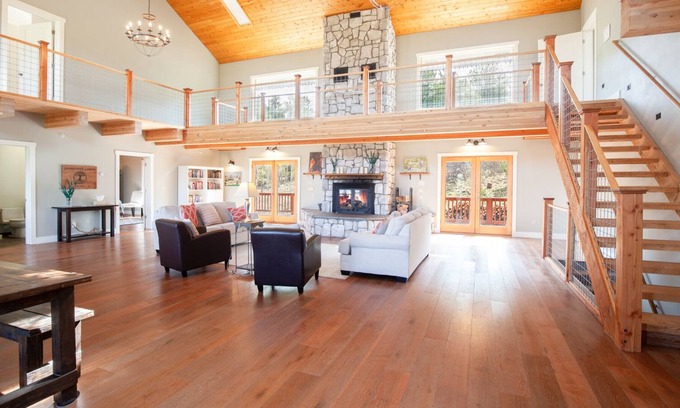 Como House | Family Gatherings, Mountain Views, Plenty of Room!