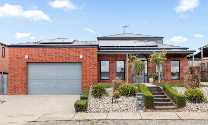 Highton House | Family Heaven in Geelong - Spa, BBQ, Game area and Great WiFi