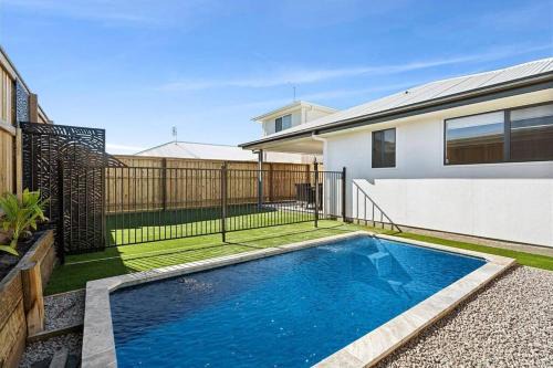 Palmview House | Family-Perfect Home Relax, Swim, Explore, Repeat!