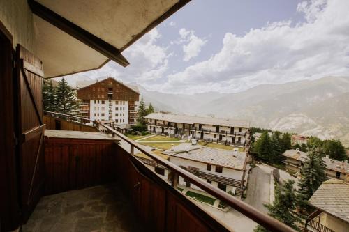 Sauze d'Oulx Apartment | Family relaxation 2 minutes from the slopes - Parking & WiFi
