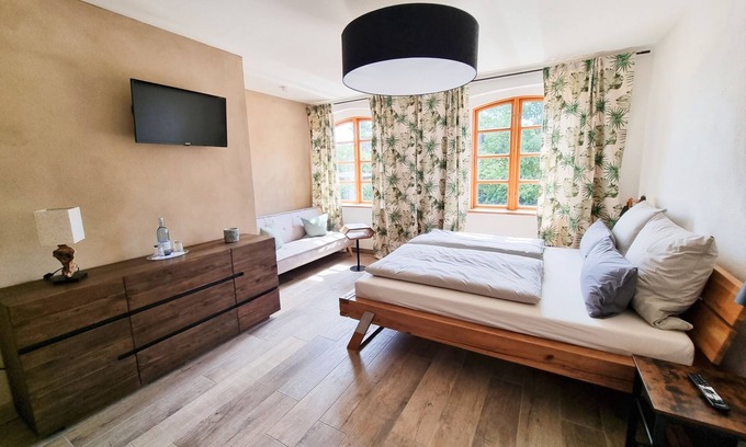 Muritz Bed & Breakfast | Family room-#6 Urbano NEU im EG-Deluxe-Ensuite with Bath