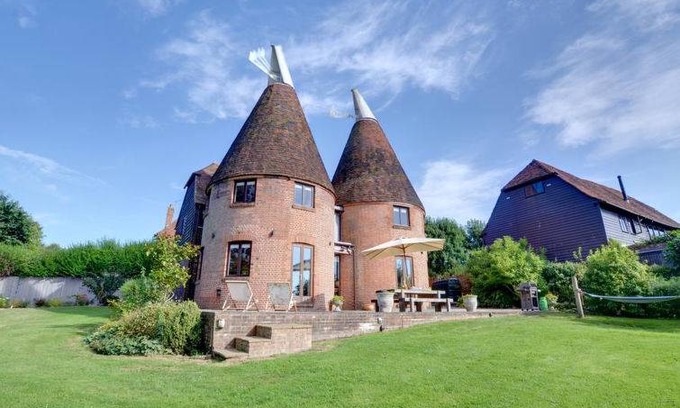 Abbess Roding House | Farmhouse ∙ 5 bedrooms ∙ 12 guests