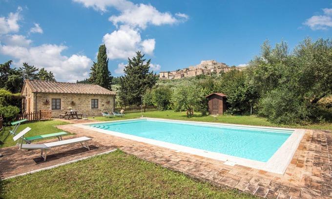 Castiglione d'Orcia Villa | Farmhouse 'Villa Agriturismo Il Pratone' with Mountain View, Private Pool and Wi-Fi