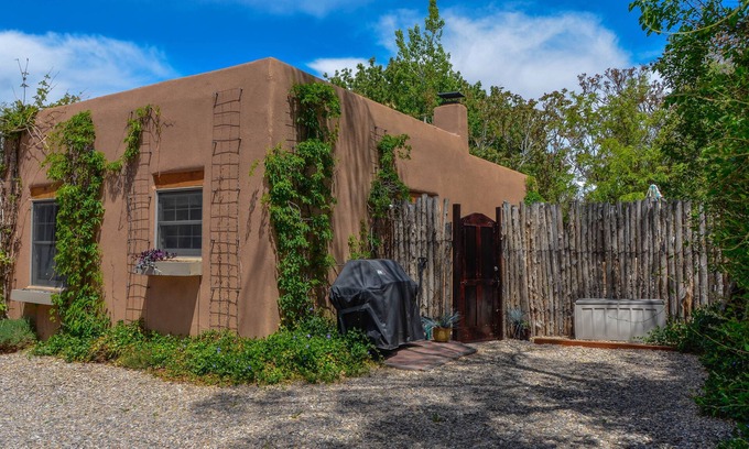 Downtown Santa Fe Cottage | Favorite Downtown Adorable Adobe ~ 8 min walk to Plaza