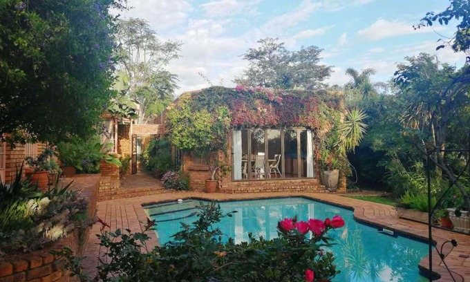 Zwartkop Bed & Breakfast | Feather Tree Bed and Breakfast