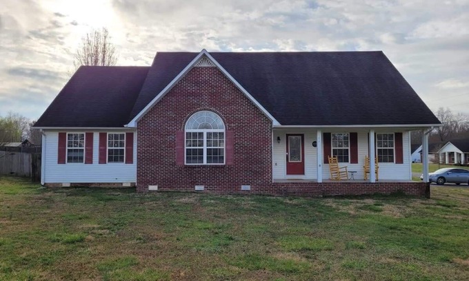 Baxter House | Fenced backyard! 6 miles to Cookeville Boat Dock!