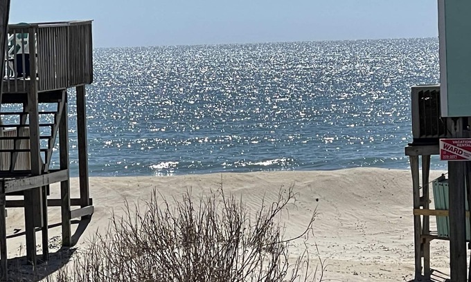 Surf City House | FENCED IN 2nd Row 2 the sea❤️ Shibumi, beach chairs, and linens included.