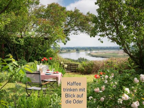 Lebus House | Ferienhaus Lebuser Land für bis zu 4 Personen mit 1300 qm Garten und Privatsauna, grandiosen Blick über die Oder, sonntags late check out bis 18 Uhr inklusive
