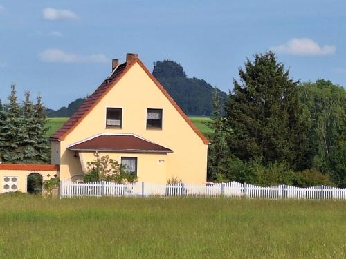 Reinhardtsdorf-Schoena Apartment | Ferienwohnung Blick zum Zirkelstein