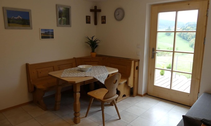 Anger Apartment | Ferienwohnung Max Fegg, 33qm EG, 1 Schlafraum, 1 Wohnraum mit Küchenzeile, Dusche/WC, Terrasse, Sat-TV, max. 2 Personen