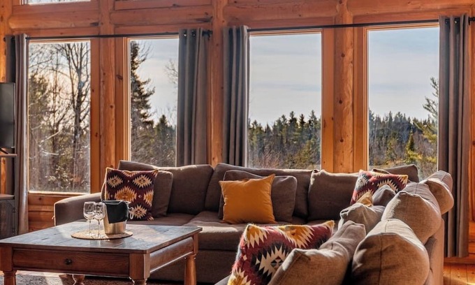 Fiddler Lake Resort House | Fiddler Lake Resort Chalet + Private Jacuzzi