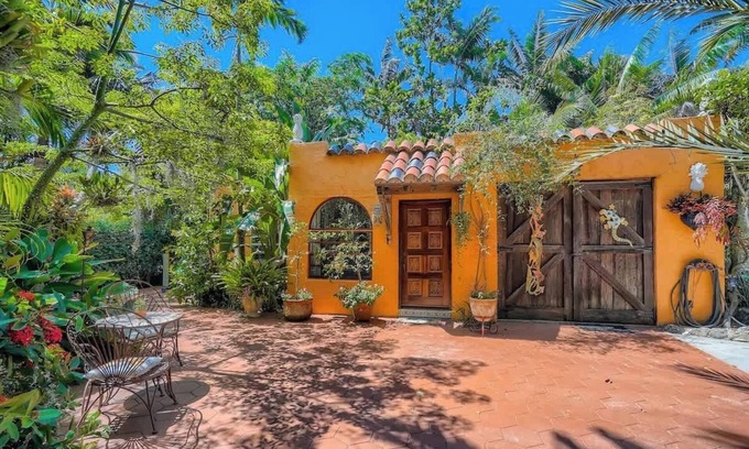 Sunshine Park House | Flamingo Casita - Wander through a Garden Hideaway with Shared Pool