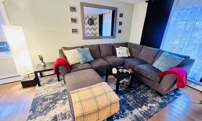 Kodiak House | ✈️🐻 Flying Bear "B" 3- Bedroom 1.5 Bath Comfortable Home 🐻✈️