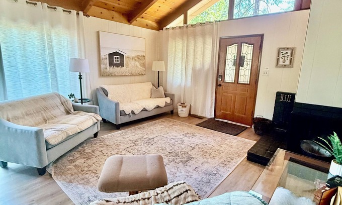 Twain Harte House | For the discerning guest! Cabin at Lilac Terrace 🌲⛷️with summer TH Lake Access.
