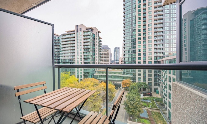 Fort York Apartment | Fort York Suites