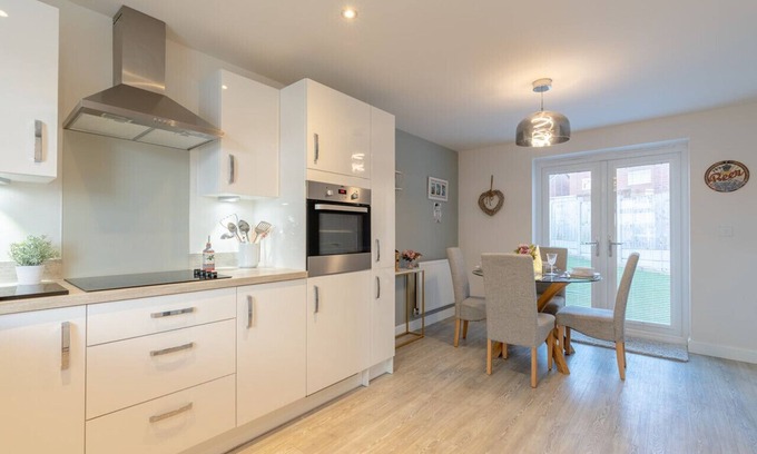 Longridge House | Foxglove Haven | 3-Bed Detached | Large Garden |Drive