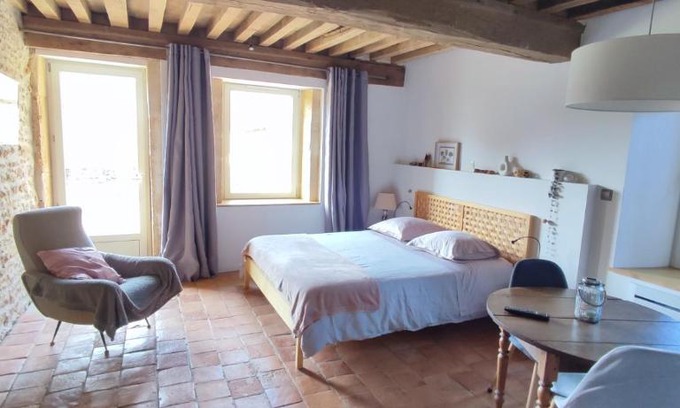 Ouroux-sous-le-Bois-Sainte-Marie Bed & Breakfast | La Coquille, chambre douillette auprès d'un élevage d'escargots