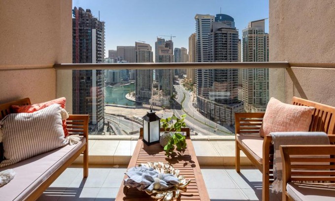 Dubai Marina Apartment | Frank Porter - Iris Blue