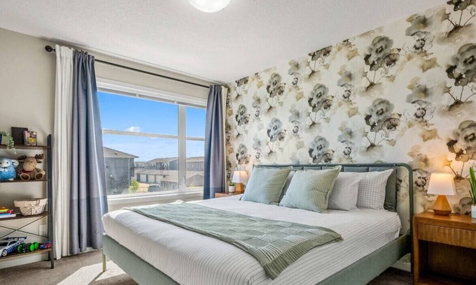 Calgary House | Free Banff Access » AC » King Bed » Sleep 6