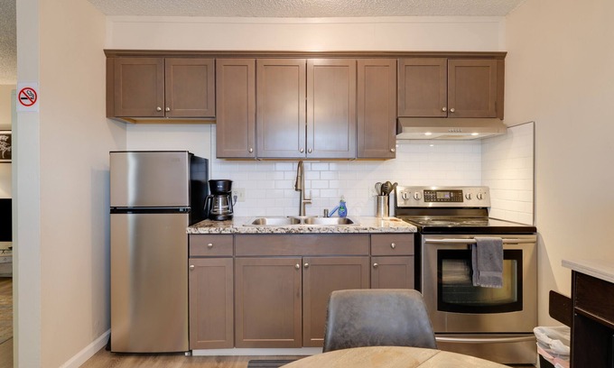 Raisin Apartment | Fresno Apartment w/ Shared Grill & Dining Area