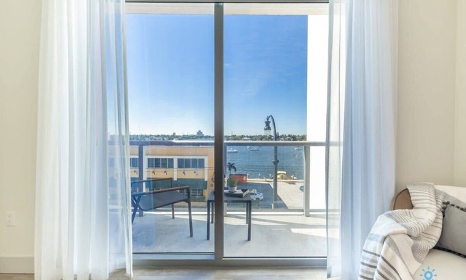 Hollywood Condo | Front Bay View, Enjoy Sunsets, Amazing Pool