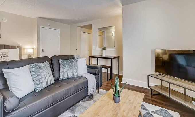 Gayborhood Apartment | Frontdesk | Bright Studio in Midtown