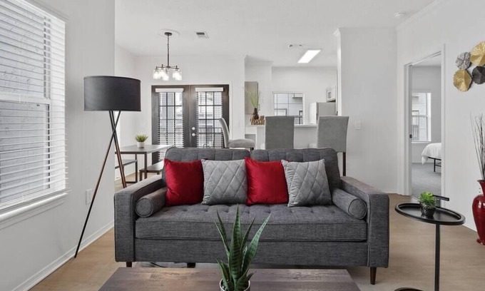 North Shore Apartment | Frontdesk | Spacious 2 BR in the North Side