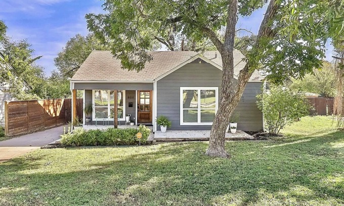 Oak Cliff House | Fully Fenced 3 Bed/2Bath Home, 15 min away from Downtown and AT&T Stadium