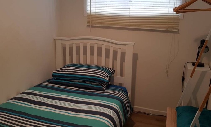 Wynnum House | Fully-furnished, family & pet-friendly home 100m the water. Sleeps 12.