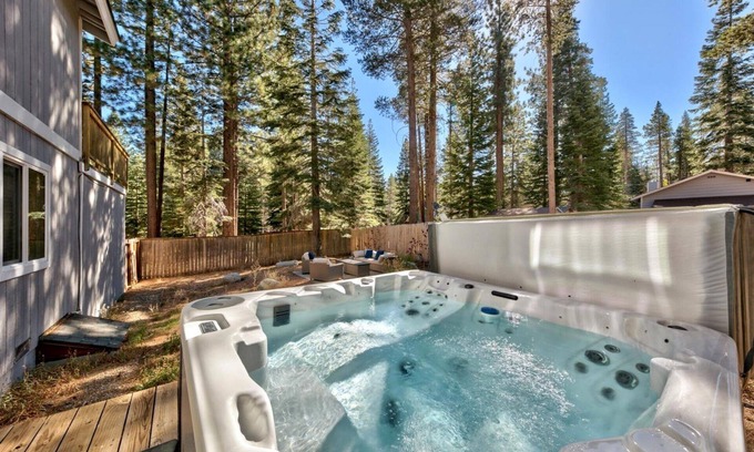 North Upper Truckee House | Fully Remodeled, Hot Tub, Game Room, 10 Guests + Extra Kids 5 Years Old and Younger, Pet Friendly